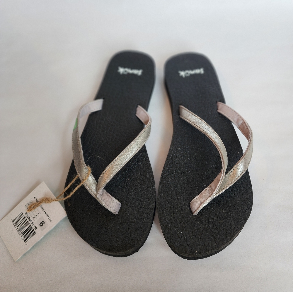 Sanuk fip flops/sandals - Women's size 6; NWT; silver strap
